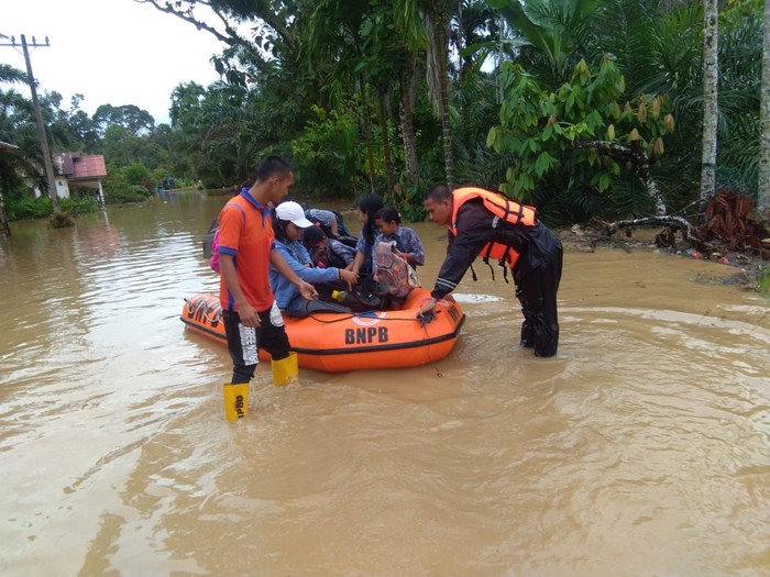 Penanganan banjir di Tapanuli Tengah (Tapteng), Sumut (Dok. BNPB)