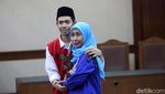 Dituntut 4 Bulan Penjara, Lutfi Menangis dan Dipeluk Ibunda
