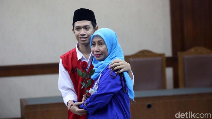 Dede Lutfi Alfiandi alias Dede dituntut 4 bulan penjara dalam sidang di PN Jakarta Pusat. Usai sidang Lutfi yang menangis dipeluk oleh ibunya.