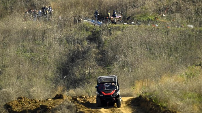 Investigators work the scene of a helicopter crash that killed former NBA basketball player Kobe Bryant, his 13-year-old daughter, Gianna, and several others Monday, Jan. 27, 2020, in Calabasas, Calif. (AP Photo/Mark J. Terrill)