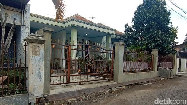 Geledah Rumah Dedengkot Sunda Empire, Polisi Sita Seragam Bintang 5