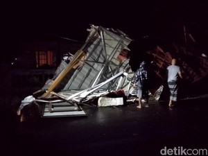 Puluhan Rumah Rusak Disapu Angin Kencang di Kota Banjar
