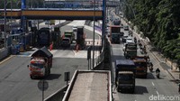 Meski ditunda, pemerintah tetap akan menindak truk bermuatan berlebih yang masih melintas di jalanan.
