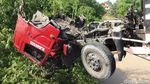 Truk Trailer Menggantung di Jembatan Akibat Sopir Ngantuk