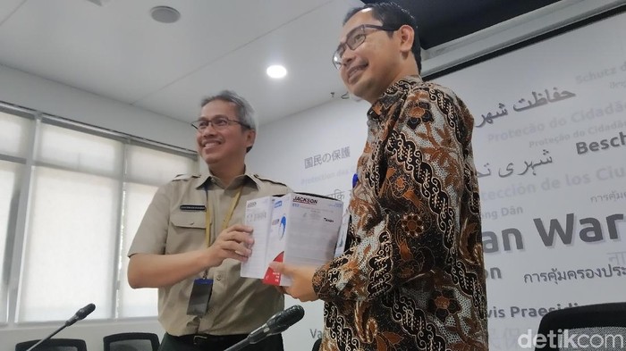 Penyerahan simbolis 10.000 masker N-95 dari BNPB ke Kemlu untuk WNI di China (Wilda Hayatun Nufus/detikcom)