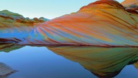 Benar saja, lengkungan bukit yang dibuat alam tampak elegan dengan tumpukan garis dengan berbagai warna. Air, batuan dan sentuhan matahari membuat pantulan prisma di badan bukit makin nyata. (iStock)