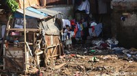 Bangunan semi permanen di bantaran kali masih menjadi tempat favorit tinggal bagi warga yang tidak memiliki rumah untuk tempat tinggal.