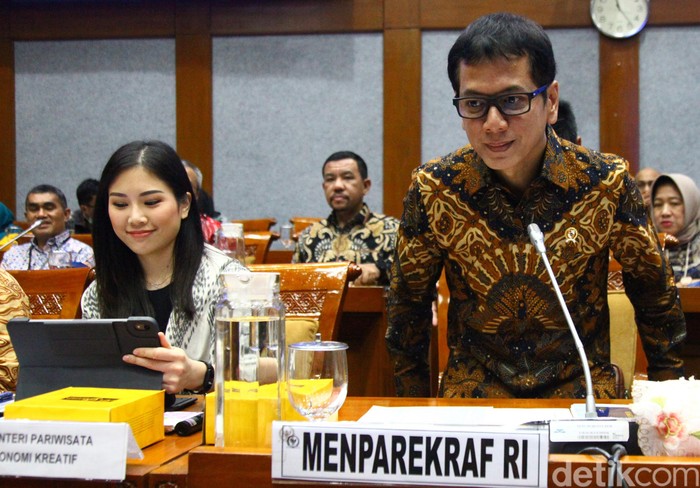 Wishnutama Rapat Bareng Komisi X DPR Menparekraf Wishnutama hadiri rapat kerja bersama Komisi X DPR RI. Wakil Menteri Pariwisata dan Eknomi Kreatif Angela Tanoesoedibjo juga hadiri rapat itu.