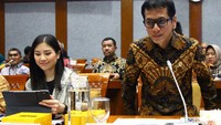Menteri Pariwisata dan Ekonomi Kreatif (Menparekraf) Wishnutama bersama Wakil Menteri Pariwisata dan Ekonomi Kreatif Angela Tanoesoedibjo menghadiri rapat kerja dengan Komisi X DPR RI.