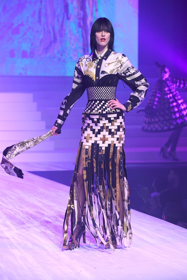 Fashion show karya desainer Jean Paul Gaultier yang merupakan koleksi terakhirnya sebelum pamit setelah 50 tahun berkarya, digelar di Theatre du Chatelet, Paris Haute Couture Fashion Week Spring/Summer 2020, Paris, Prancis. [Photo by Pascal Le Segretain/Getty Images].