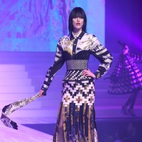 Fashion show karya desainer Jean Paul Gaultier yang merupakan koleksi terakhirnya sebelum pamit setelah 50 tahun berkarya, digelar di Theatre du Chatelet, Paris Haute Couture Fashion Week Spring/Summer 2020, Paris, Prancis. [Photo by Pascal Le Segretain/Getty Images].