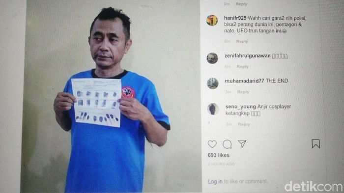 Petinggi Sunda Empire, Raden Rangga, berbaju tahanan. Foto Rangga ini beredar di media sosial. (Baban Gandapurnama/detikcom) Petinggi Sunda Empire, Raden Rangga, berbaju tahanan. Foto Rangga ini beredar di media sosial. (Baban Gandapurnama/detikcom)