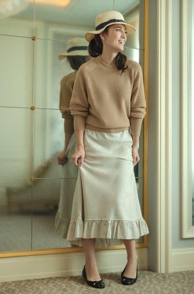 Inti gaya Parisian Chic adalah sederhana dan feminin namun tetap terlihat anggun dan klasik. Simpel namun tetap fashionable. Seperti penampilan Julie Estelle dalam balutan sweater dan rok serta topi ini. Foto: dok. Uniqlo