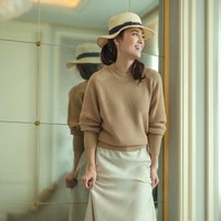 Inti gaya Parisian Chic adalah sederhana dan feminin namun tetap terlihat anggun dan klasik. Simpel namun tetap fashionable. Seperti penampilan Julie Estelle dalam balutan sweater dan rok serta topi ini. Foto: dok. Uniqlo