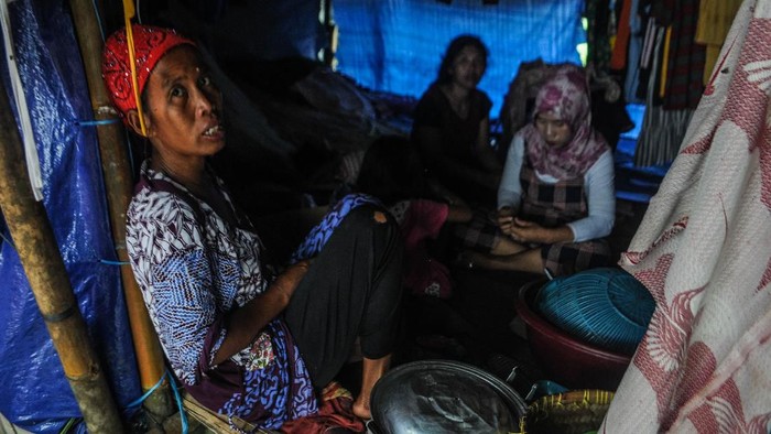 Banjir dan longsor yang melanda kawasan Lebak, Banten, di awal tahun 2020 merusak rumah warga. Hingga kini masih ada warga yang bertahan di tenda pengungsian.