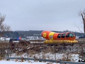 Kisah Mobil Hotdog Sepanjang 8 Meter Dihentikan Polisi