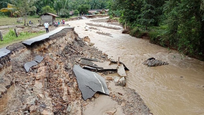 Kerusakan Akibat Banjir di Tapteng Banjir menerja sejumlah desa di Tapanuli Tengah (Tapteng), Sumatera Utara (Sumut), Selasa (28/1/2020) malam. Banjir mengakibatkan sejumlah rumah rusak dan tiang listrik ambruk.
