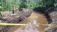 Arca itu diketahui ditemukan oleh pekerja penggali tanah untuk pembuatan kolam penampungan kotoran sapi pada Selasa (28/1) lalu. Setelah penemuan benda purbakala itu, penggalian sempat dihentikan. Lokasi penemuan arca itu juga dipasang garis polisi.
