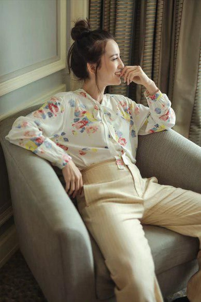 Dalam setiap desainnya, Ines de la Fressange memiliki filosofi bahwa gaya Parisian Chic harus simpel namun tetap nyaman untuk dikenakan semua orang. Gaya Julie Estelle dalam balutan blus bunga lengan panjang dan celana katun ini contohnya. Seluruh koleksi Uniqlo x  Ines de la Fressange ini tersedia mulai Jumat (31/1/2020). Foto: dok. Uniqlo