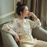 Dalam setiap desainnya, Ines de la Fressange memiliki filosofi bahwa gaya Parisian Chic harus simpel namun tetap nyaman untuk dikenakan semua orang. Gaya Julie Estelle dalam balutan blus bunga lengan panjang dan celana katun ini contohnya. Seluruh koleksi Uniqlo x  Ines de la Fressange ini tersedia mulai Jumat (31/1/2020). Foto: dok. Uniqlo