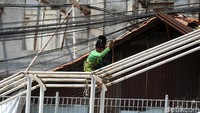 Satu per satu kerangka besi yang baru mulai dilakukan pengelasan.