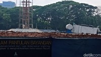 Wisatawan masih bisa mengunjungi Tugu Monas, melihat air mancur, dan menggunakan lapangan futsal.
