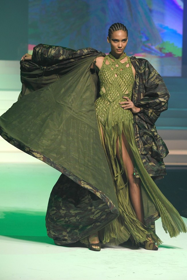 Fashion show karya desainer Jean Paul Gaultier yang merupakan koleksi terakhirnya sebelum pamit setelah 50 tahun berkarya, digelar di Theatre du Chatelet, Paris Haute Couture Fashion Week Spring/Summer 2020, Paris, Prancis. [Photo by Pascal Le Segretain/Getty Images].