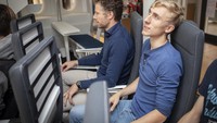 Susunan kursi dibuat berbeda. Ada kursi pesawat dengan kaki yang bisa menggantung, kursi yang berhadap-hadapan, sampai saling diagonal. Tujuannya satu, biar ruang kaki bisa lega (Delft University of Technology)