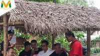 Ngopi dan makan durian bersama warga jadi agenda rutin Vian. Di saung sederhana ini ia tampak serius menikmati durian asli Jember. Foto: instagram @kerabatvian