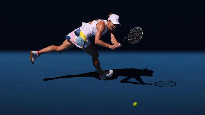 MELBOURNE, AUSTRALIA - JANUARY 29: Simona Halep of Romania plays a backhand during her Womens Singles Quarterfinal match against Anett Kontaveit of Estonia on day ten of the 2020 Australian Open at Melbourne Park on January 29, 2020 in Melbourne, Australia. (Photo by Cameron Spencer/Getty Images)