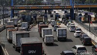 Belum lagi pasokan bahan baku pokok bagi masyarakat Jakarta akan terhambat, utamanya pangan. Sejauh ini, menurut Bhima, Jakarta mengandalkan pasokan pangan dari luar daerah. Sementara itu Jakarta juga menyumbang 20% angka inflasi nasional. Kalau barang langka di Jakarta dan berujung pada kenaikan harga secara lokal, maka angka inflasi nasional bisa saja terkerek hingga 6%. Pradita Utama/Dok. Detikcom.