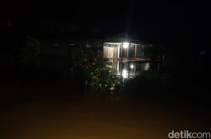 Banjir Terjang Tapanuli Tengah Curah hujan yang cukup deras mengguyur Kecamatan Barus, Kabupaten Tapanuli Tengah, Sumatera Utara, Selasa (28/1/2020) malam. Akibatnya, Sungai Sirahar Barus meluap dan merendam beberapa desa di kawasan itu.