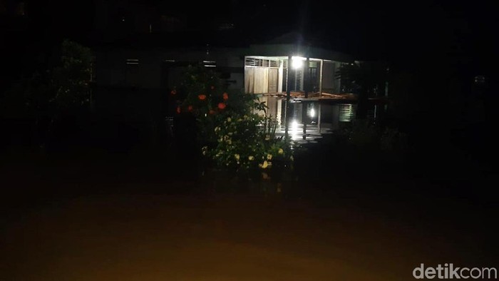 Banjir Terjang Tapanuli Tengah Curah hujan yang cukup deras mengguyur Kecamatan Barus, Kabupaten Tapanuli Tengah, Sumatera Utara, Selasa (28/1/2020) malam. Akibatnya, Sungai Sirahar Barus meluap dan merendam beberapa desa di kawasan itu.