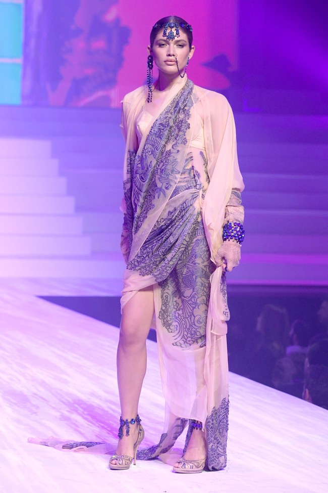 Fashion show karya desainer Jean Paul Gaultier yang merupakan koleksi terakhirnya sebelum pamit setelah 50 tahun berkarya, digelar di Theatre du Chatelet, Paris Haute Couture Fashion Week Spring/Summer 2020, Paris, Prancis. [Photo by Pascal Le Segretain/Getty Images].