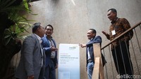 Senior Executive Vice President (SEVP) Retail Banking Mandiri Syariah Wawan Setiawan, Corporate Secretary Ahmad Reza, Group Head Consumer and Finance Praka Mulia Agung dan Region Head III Jakarta Deden Durachman berbincang saat peluncuran Griya Berkah, pembiayaan pemilikan rumah dengan hadiah porsi haji dalam bentuk Tabungan Mabrur, di Jakarta, Rabu (29/1/2020).