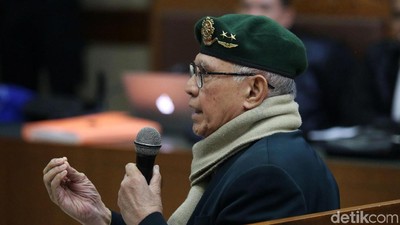 Kivlan Zen Berbaret Hijau di Sidang Senpi Ilegal