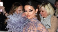 Bintang acara televisi itu tampil dengan dress menerawang yang memperlihatkan hampir seluruh tubuhnya. Gareth Cattermole/Getty Images
