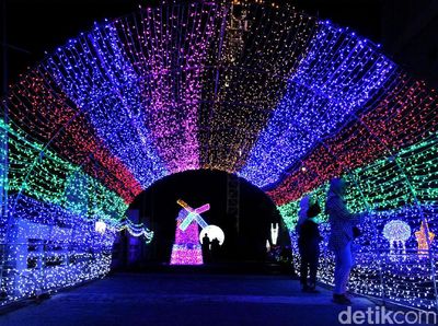 Warna-warni Cahaya di Festival Lampu Bekasi