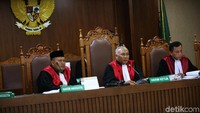 Majelis hakim menyimak keterangan yang disampaikan Kivlan dalam sidang lanjutan kasus kepemilikan senpi ilegal dan peluru tajam