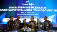 Penghimpunan dana dari pasar modal tersebut akan dilakukan dalam dua tahap dan ditargetkan dapat menyerap total dana sebesar Rp1 triliun. Direktur Utama bank bjb Yuddy Renaldi mengatakan, penerbitan obligasi subordinasi dilakukan sebagai upaya perseroan untuk mendorong pertumbuhan bisnis.