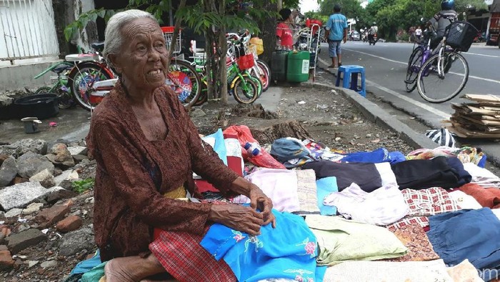 Mbah Salami, pejual pakaian bekas di Solo