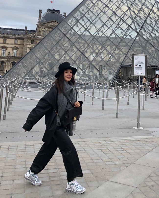 Selain tubuh, wajah Uhm Jung Hwa juga tidak seperti wanita berusia 50 tahun. Salah satu caranya menjaga kulit tentu dengan mengaplikasikan skincare secara intensif. Pemain serial A Witchs Love itu juga sering mencuci wajah dengan susu. Foto: Instagram @umaizing