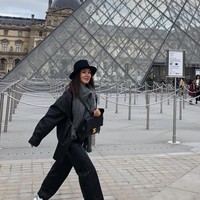 Selain tubuh, wajah Uhm Jung Hwa juga tidak seperti wanita berusia 50 tahun. Salah satu caranya menjaga kulit tentu dengan mengaplikasikan skincare secara intensif. Pemain serial A Witchs Love itu juga sering mencuci wajah dengan susu. Foto: Instagram @umaizing