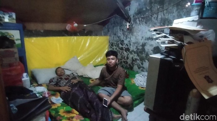 Keikhlasan Dika merawat ibunya yang kanker payudara stadium empat mencuri perhatian di media sosial. Selain mengurus ibunya yang sakit, ia juga harus mengasuh dua adiknya yang berumur 4 dan 2 tahun.