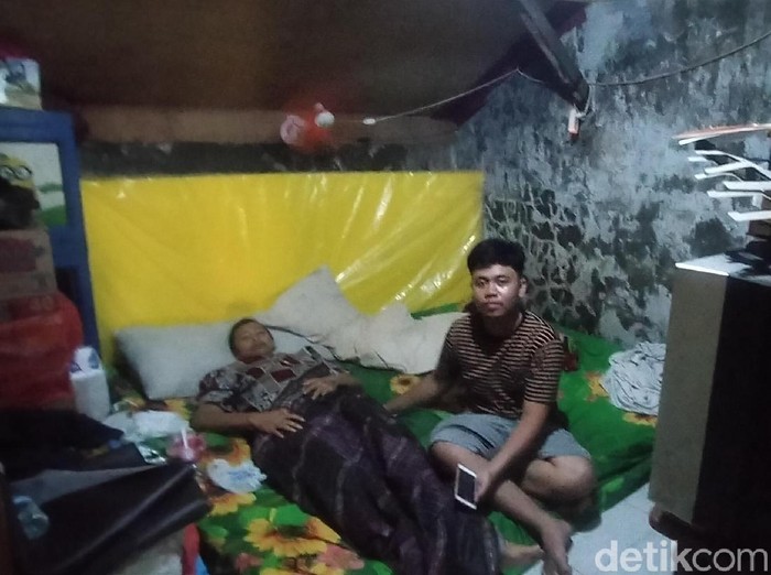 Keikhlasan Dika merawat ibunya yang kanker payudara stadium empat mencuri perhatian di media sosial. Selain mengurus ibunya yang sakit, ia juga harus mengasuh dua adiknya yang berumur 4 dan 2 tahun.