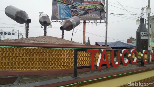 10 Tugu Makanan Unik di Berbagai Daerah, Gerobak Nasgor hingga Petai