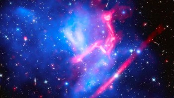 Tabrakan besar. Apa yang terjadi ketika empat galaksi bertabrakan? Jawabannya adalah campuran abstrak, namun terlihat indah yang terdiri dari materi gelap, gas, dan galaksi yang membentang selama lebih dari 13 juta tahun cahaya. Galaksi ini disebut MACS J0717 dan memang, pemandangannya benar-benar menarik. Foto: via Brainberries