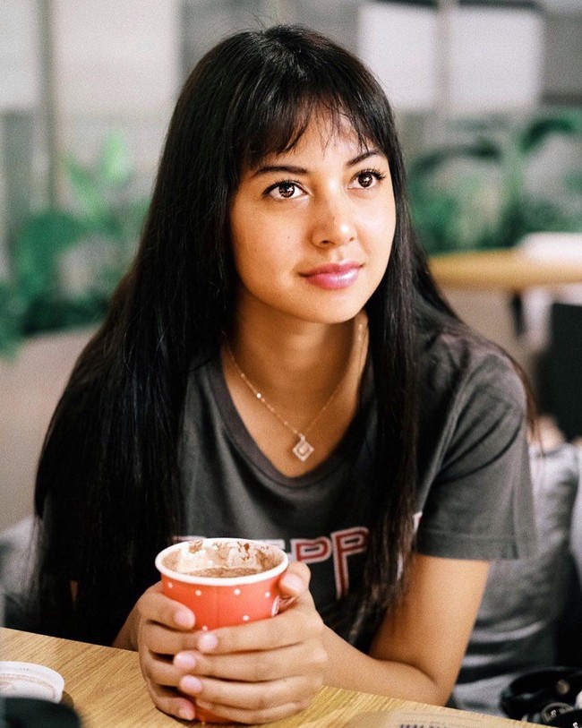 Gaya Aurelie Moeremans sehari-hari pun cukup sederhana. Pada berbagai postingan Instagramnya, pemain film Kuntilanak ini kerap bergaya kasual dan santai dengan kaos. Foto: Instagram