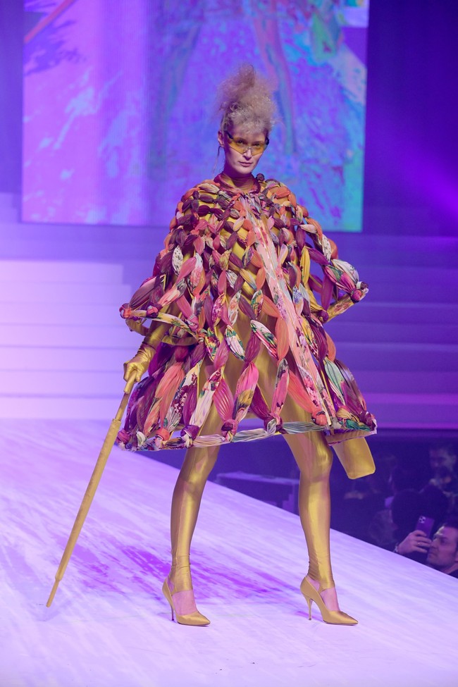 Fashion show karya desainer Jean Paul Gaultier yang merupakan koleksi terakhirnya sebelum pamit setelah 50 tahun berkarya, digelar di Theatre du Chatelet, Paris Haute Couture Fashion Week Spring/Summer 2020, Paris, Prancis. [Photo by Pascal Le Segretain/Getty Images].