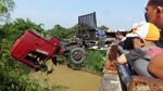 Truk Trailer Menggantung di Jembatan Akibat Sopir Ngantuk